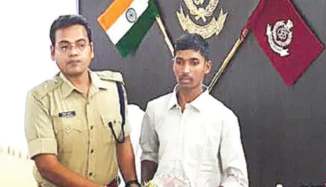 କନ୍ଧମାଳରେ ଛତିଶଗଡ଼ ହାର୍ଡକୋର୍‌ ମାଓବାଦୀର ଆତ୍ମସମର୍ପଣ