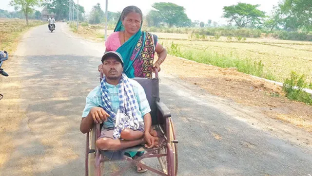 ବିଧବା ମା’ ମୁଣ୍ତରେ ଭିନ୍ନକ୍ଷମ ପୁଅର ବୋଝ, ପେଟ ଚାଖଣ୍ତକ ପାଇଁ ବାରଦୁଆର ବୁଲି ହାତ ପାତିବାକୁ ପଡୁଛି