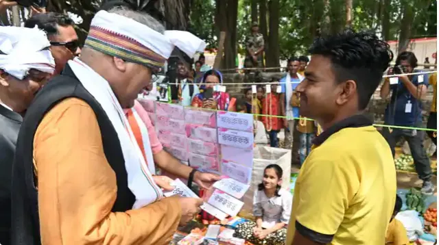 ହାଟକୁ ଯାଇ ପତ୍ନୀଙ୍କ ପାଇଁ ଟିକିଲି, ସିନ୍ଦୂର ଓ ମେହେନ୍ଦି କିଣିଲେ ଏହି ମୁଖ୍ୟମନ୍ତ୍ରୀ