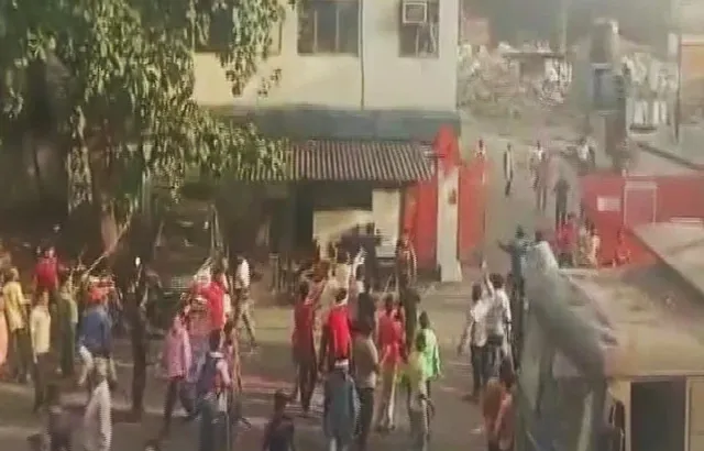 ଷ୍ଟିଲ କାରଖାନାରେ ଉତ୍ତ୍ୟକ୍ତ ଜନତାଙ୍କ ଆକ୍ରମଣ; ୧୯ ପୁଲିସ ଆହତ, ୧୨ ଗାଡ଼ି ନଷ୍ଟ, ୨୭ ଗିରଫ