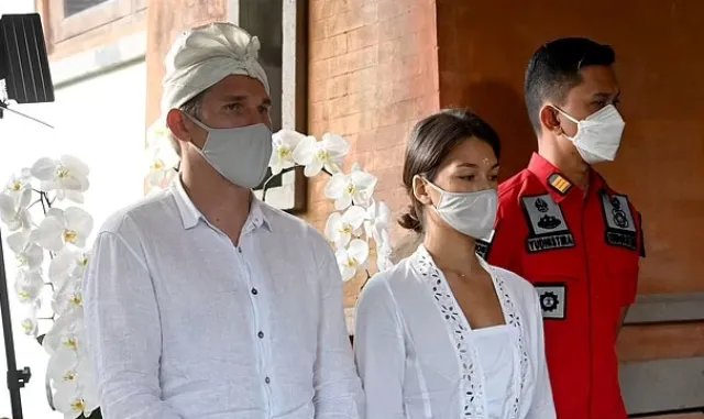 ବାଲିରୁ ବିଦା ହେବେ ବିବସ୍ତ୍ର ହୋଇ ୭୦୦ ବର୍ଷର ପ୍ରାଚୀନ ବରଗଛରେ ଯୋଗମୁଦ୍ରାର ଫଟୋ ଉଠାଇଥିବା ରୁଷୀୟ ଦମ୍ପତି