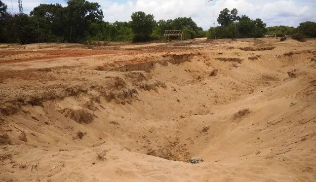 କୋଣାର୍କରେ ବାଲିମାଫିଆ ସକ୍ରିୟ: ବୋହି ନେଲେ ଶହଶହ ଟ୍ରିପ୍‌ ବାଲି, ବେଳାମାର୍ଗ ପ୍ରତି ବଢ଼ୁଛି ବିପଦ