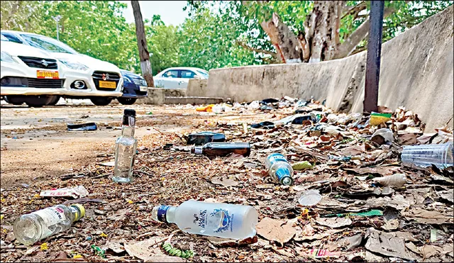 ଲୋକସେବା ଭବନ ପାର୍କିଂରେ ବିପର୍ଯ୍ୟସ୍ତ ପରିମଳ, ମଦ ବୋତଲ ବି ଗଡ଼ୁଛି