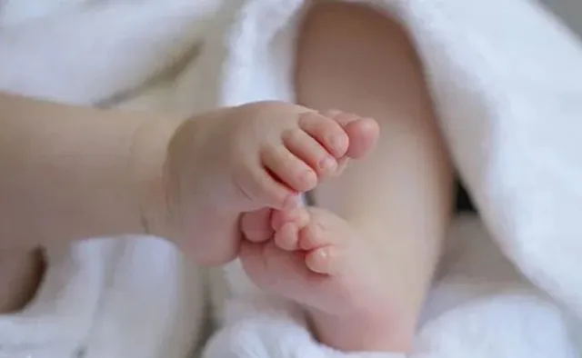 ମୃତ ଘୋଷିତ ଶିଶୁକନ୍ୟାକୁ ପୋତିବାର ଏକ ଘଣ୍ଟା ପରେ ଜୀବିତ ଉଦ୍ଧାର କଲେ ଲୋକେ, ତା’ ପରେ...