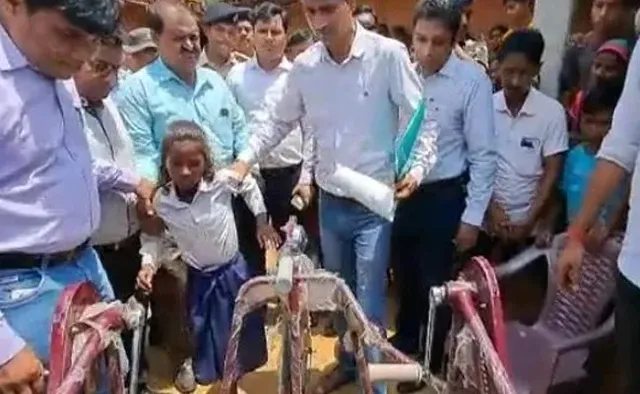 ଗୋଟିଏ ଗୋଡ଼ ନଥାଇ ବି ଶିକ୍ଷାରୁ ନିଜକୁ ବଞ୍ଚିତ କରିନାହାନ୍ତି ସୀମା, ପ୍ରତିଦିନ ୧ କିଲୋମିଟର ଚାଲିଚାଲି ଯାଉଛନ୍ତି ସ୍କୁଲ