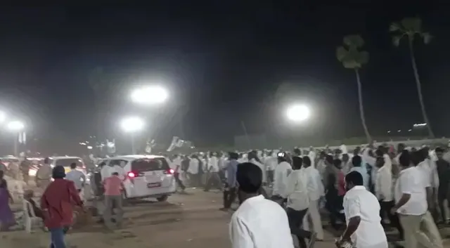 ତେଲେଙ୍ଗାନାର ‘କେସିଆର୍‌’ ସରକାରଙ୍କୁ ପ୍ରଶଂସା କରିବାରୁ ‘ଟିଆର୍‌ଏସ୍‌’ ମନ୍ତ୍ରୀ ମଲ୍ଲା ରେଡ୍ଡୀଙ୍କ କାର୍‌ ଉପରେ ଜୋତା ଓ ଚେୟାର୍‌ ମାଡ଼