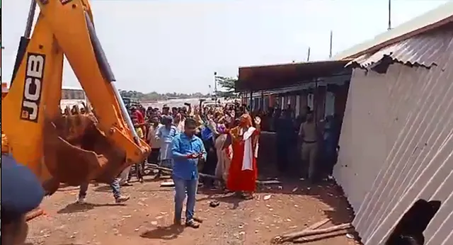 ଗଂଜେଇ ମାଫିଆ ଡରରେ ଫେରିଲା ପ୍ରଶାସନର ଜେସିବି