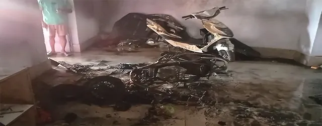 ଚାର୍ଜ ବେଳେ ଫାଟିଗଲା ବ୍ୟାଟେରି, ୩ ଇ-ବାଇକ୍‌ ପାଉଁଶ