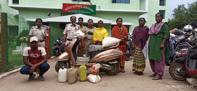 ୪ ଦେଶୀ ମଦ ବେପାରୀ ଗିରଫ, ୯୭ ଲିଟର ଦେଶୀ ମଦ ଓ ସ୍କୁଟି ଜବତ