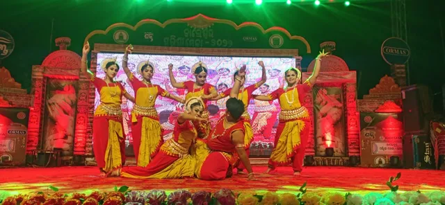 ବାଲେଶ୍ୱର ପଲ୍ଲିଶ୍ରୀ ମେଳାରେ ସାଂସ୍କୃତିକ କାର୍ଯ୍ୟକ୍ରମ। (ଫଟୋ: ମନୋଜ ବିଶ୍ବାଳ)