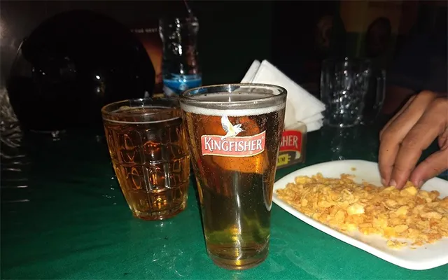 ଗାଁ ରେସ୍ତୋରାଁରେ ରଙ୍ଗଶାଳା! ରାତିରେ ଚାଲୁଛି ନାଚଗୀତ, ଜମୁଛି ବେଆଇନ ମଦ ଆସର