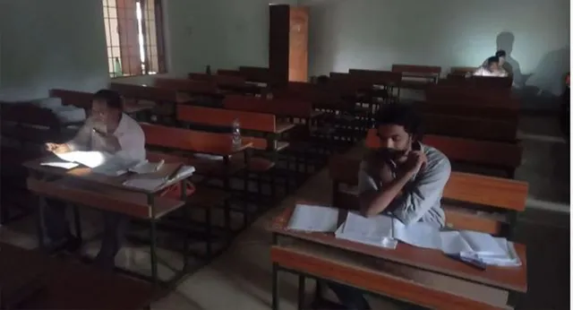 ମୋବାଇଲ ଟର୍ଚ୍ଚରେ ଦେଖା ଚାଲିଛି ପିଲାଙ୍କ ବୋର୍ଡ ପରୀକ୍ଷା ଉତ୍ତର ଖାତା