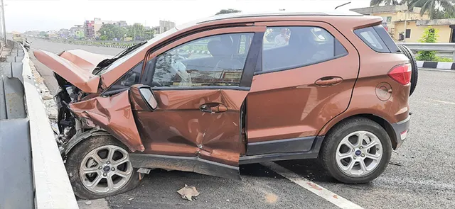 ବାଡ଼ାରେ ପିଟିହେଲା କାର୍‌, ୨ ଗୁରୁତର