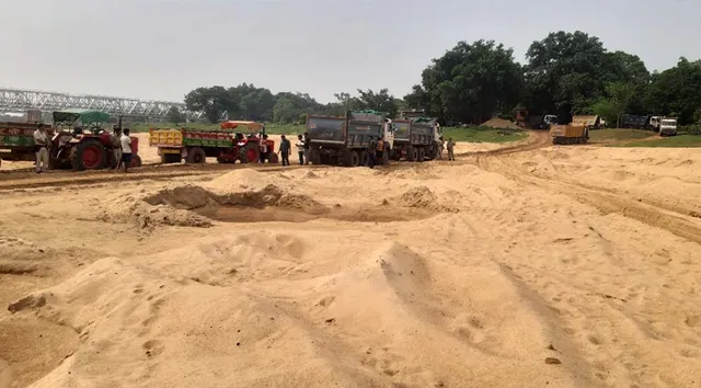 ବେଆଇନ ବାଲିଘାଟରେ ଚଢ଼ଉ, ମେସିନ ସହ ୧୧ ଗାଡ଼ି ଜବତ