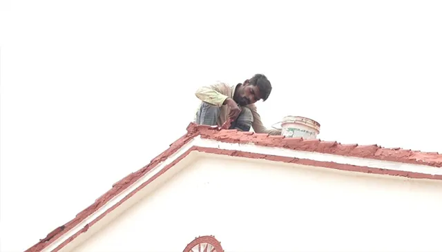 ୫ ମହଲା ଉପରେ ବିପଦପୂର୍ଣ୍ଣ ରଙ୍ଗକାମ