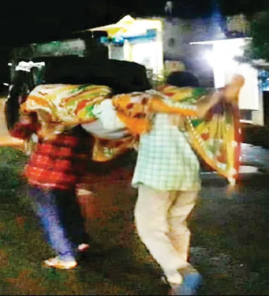 ଦାରିଦ୍ର୍ୟର କରୁଣ ଚିତ୍ର: ଆମ୍ବୁଲାନ୍ସ ବଦଳରେ ରାସ୍ତାରେ ଟେକି ଟେକି ନେଲେ ମହିଳାଙ୍କ ଶବ