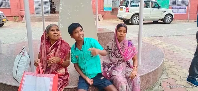 ଜିଲ୍ଲାପାଳଙ୍କୁ ମା’ଙ୍କ ଅଭିଯୋଗ, କରୋନା ଟିକା ନେବା ପରେ ପୁଅର ଗୋଡ଼ହାତ ଅଚଳ !