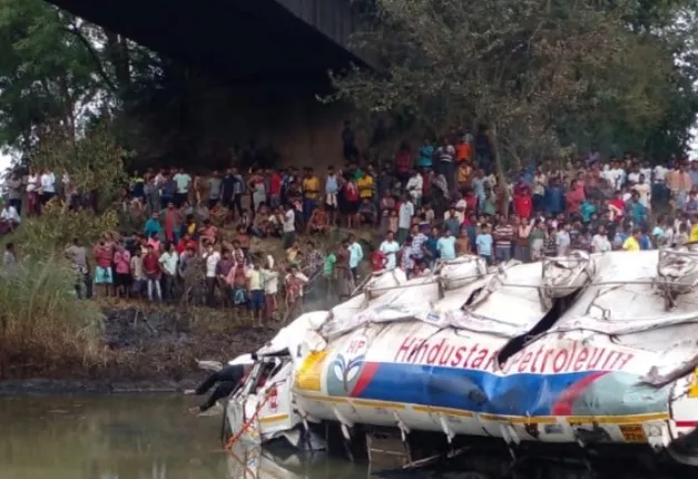 ନୟାଗଡ଼: ପୋଲରୁ ଖସି ଫାଟିଗଲା ତୈଳ ଟ୍ୟାଙ୍କର୍‌; ନିଆଁ ଲାଗି ୪ଜଣ ଜୀବନ୍ତ ଦଗ୍ଧ