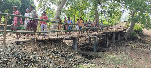 ଚାନ୍ଦା କରି ପୋଲ ନିର୍ମାଣ କଲେ ଗାଁ ଲୋକେ