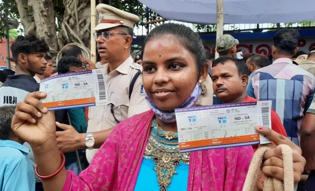 ବାରବାଟୀ ମ୍ୟାଚ୍‌ ପାଇଁ କାଉଣ୍ଟରରୁ ସରିଲା ଟିକେଟ, ବିକ୍ରି ହେଲା ୧୨ ହଜାର ଟିକେଟ୍‌