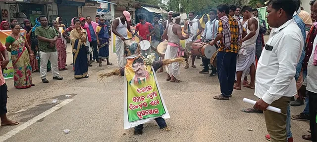 ଟିଟିଲାଗଡ଼ରେ ଜିଲ୍ଲା ଯୁବ କନ୍ଧ ସମାଜର ବିକ୍ଷୋଭ, ନିରଞ୍ଜନ ବିଶିଙ୍କ କୁଶପୁତ୍ତଳିକା ଦାହ