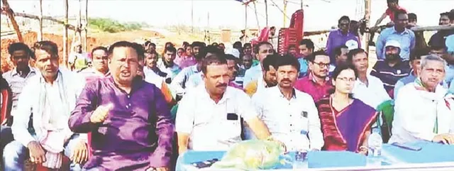 ଫ୍ଲାଏ ଓଭରବ୍ରିଜ୍‌ ଦାବିରେ ରେଳରୋକ