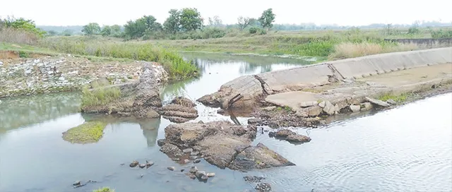 ଜଳସେଚନ ବିଭାଗର ନିମ୍ନମାନର କାମ, ୩ ବର୍ଷ ହେଲା ଭାଙ୍ଗିଯାଇଛି ନଦୀବନ୍ଧ