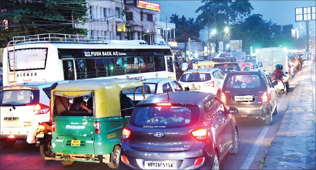 ବେଲଗାମ ଟ୍ରାଫିକ୍: କଲବଲ ହେଲେ ଲୋକ