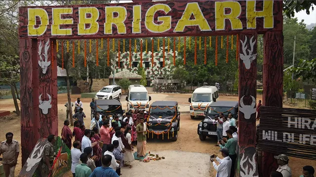 ଡେବ୍ରିଗଡ଼ରେ ଆରମ୍ଭ ହେଲା ଏସି ସଫାରି ସେବା, ୩ଟି ୪ ଚକିଆ ଓ ୨ଟି ମିନିବସ୍‌ ଚାଲିଲା