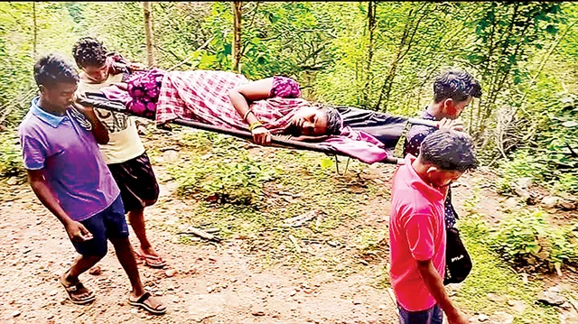 ମହିଳାଙ୍କୁ ୪ କିମି. କାନ୍ଧରେ ବୋହିଲେ