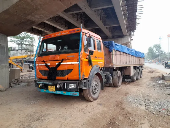 ସ୍ପଞ୍ଜ୍‌ ଆଇରନ୍‌ ବୋଝେଇ ଟ୍ରକ୍‌ରେ ମଦ ଚୋରାଚାଲାଣ: ଚାଳକ-ଖଲାସୀ ଗିରଫ, ୧ ଲକ୍ଷ ଟଙ୍କାର ବିଦେଶୀ ମଦ ଜବତ