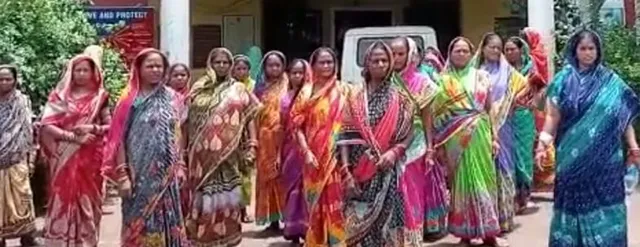 ଗୁପ୍‌ଚୁପ୍‌ ପାଇଁ ଗୋଷ୍ଠୀସଂଘର୍ଷ ଘଟଣା: ଅଭିଯୁକ୍ତଙ୍କୁ ଗିରଫ ଦାବିରେ ଥାନା ଘେରିଲେ ମହିଳା