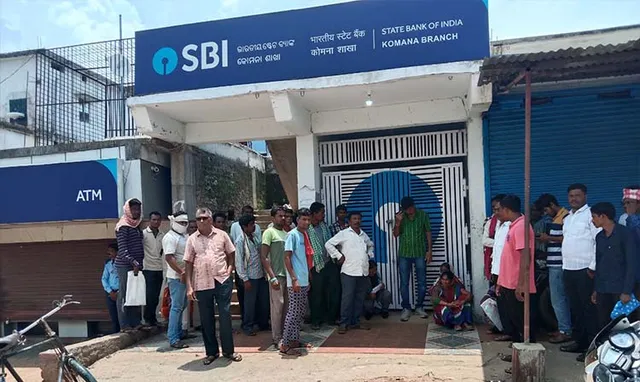 କୋମନା ଏସ୍‌ବିଆଇରେ ଅବ୍ୟବସ୍ଥା! ବ୍ୟାଙ୍କ କର୍ମଚାରୀଙ୍କୁ ତାଲା ପକାଇଲେ ଗ୍ରାହକ