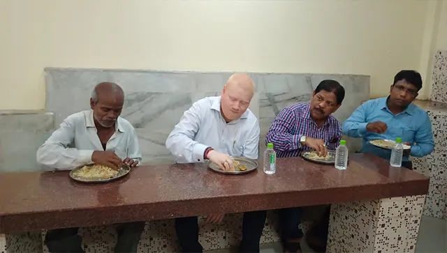 ଅଚାନକ ଆହାର କେନ୍ଦ୍ରରେ କମିସନର୍‌, ଲୋକଙ୍କ ସହ ବସି ୫ ଟଙ୍କିଆ ମିଲ୍‌ ଖାଇଲେ