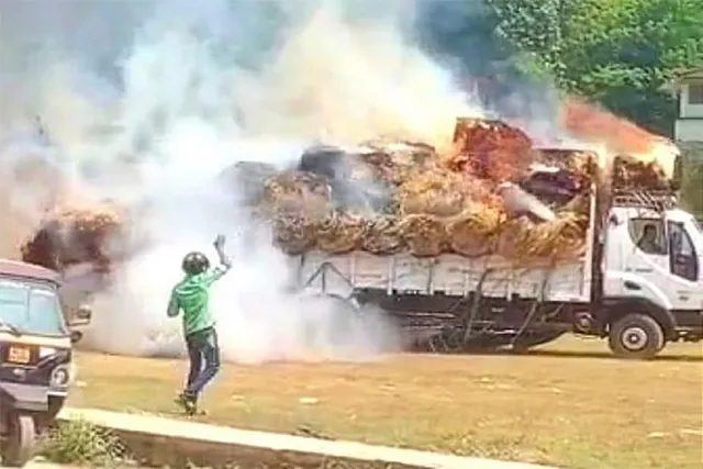 ପାଳ ବୋଝେଇ ଟ୍ରାକ୍ଟରରେ ଲାଗିଲା ନିଆଁ