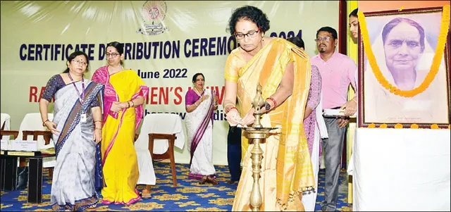 ରମାଦେବୀ ମହିଳା ବିଶ୍ବବିଦ୍ୟାଳୟ: ବିନା ପିଲାରେ ସାର୍ଟିଫିକେଟ୍‌ ବଣ୍ଟା