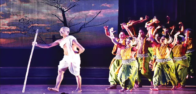 ହାତରେ ବେଡ଼ି, ପିଠିରେ କୋରଡ଼ା, କାନ୍ଦେ ଭାରତ ମା’...