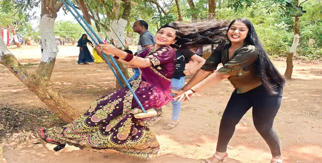 ଏଠି, ସେଠି, ସବୁଠି ବନସ୍ତେ ଡାକିଲା ଗଜ...