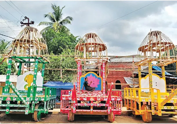 ଗଡ଼ିବ ରଥ, ଦୁଲୁକିବ ଦାଣ୍ଡ, ଝୁଲି  ଝୁଲି ଆସି‌ବ ଜଗା