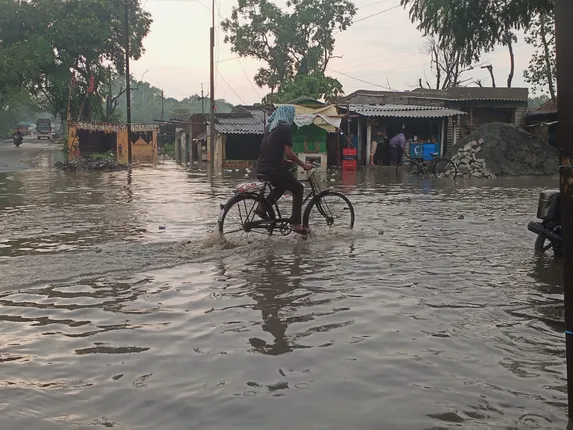 ଅସରାଏ ବର୍ଷାରେ ୫୫ ନଂ ଜାତୀୟ ରାଜପଥ ପାର୍ଶ୍ଵ ସିପିପି ଛକ ବେହାଲ। (ଫଟୋ: ସୁଜିତ, ନାଲକୋନଗର)