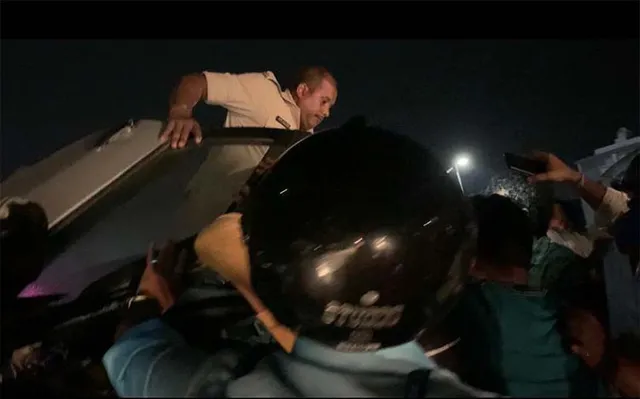 ଖେଳ ଦେଖି ଫେରୁଥିବା ବେଳେ ତେଲ ଟ୍ୟାଙ୍କର୍‌କୁ ପିଟିଲା କାର୍‌, ୩ ଆହତ