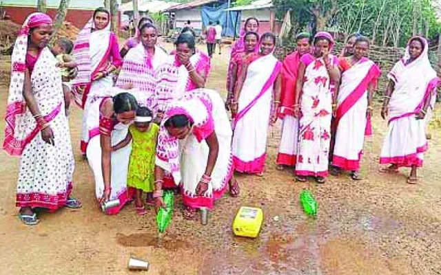 ମଦ ବନ୍ଦ ଦାବିରେ ତାତିଲେ ମହିଳା, ରାସ୍ତାରେ ଢ଼ାଳିଦେଲେ ମଦ