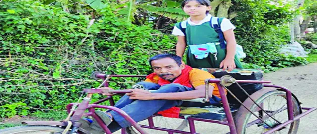 ଦିବ୍ୟାଙ୍ଗ ଗଜେନ୍ଦ୍ର ଟ୍ରାଇସାଇକେଲରେ ଝିଅକୁ ନେଉଛନ୍ତି ସ୍କୁଲ