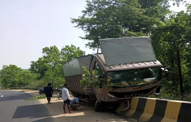 ପୋଢ଼ହଳ ପୋଲରେ ଦୁର୍ଘଟଣା, ବାଡ଼ା ଉପରକୁ ଚଢ଼ିଗଲା ଟ୍ରକ୍‌