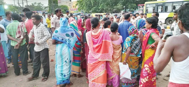 ଅସହ୍ୟ ଗରମ‌ରେ ଯୁବକଙ୍କ ମୃତ୍ୟୁ ଅଭିଯୋଗ: ମୃତଦେହ ରଖି ବିଦ୍ୟୁତ୍‌ କାର୍ଯ୍ୟାଳୟ ଘେରାଉ