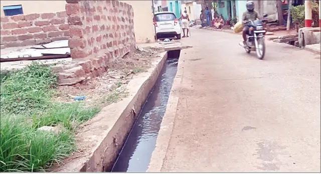 ଜୀବନ ନେବାକୁ ଅନେଇ ବସିଛି ମୁକୁଳା ଡ୍ରେନ୍‌