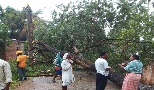 ଗଛପଡ଼ି ଭାଙ୍ଗିଲା ସ୍କୁଲ ପାଚେରି, ଅଳ୍ପକେ ବର୍ତ୍ତିଲେ ଛାତ୍ରଛାତ୍ରୀ