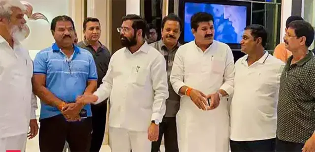 ଗୌହାଟୀ ହୋଟେଲରେ ବିଦ୍ରୋହୀ ବିଧାୟକଙ୍କ ବୈଠକ: ଗୃହରେ ସଂଖ୍ୟାଗରିଷ୍ଠତା ପ୍ରମାଣ ଦେବାକୁ ପ୍ରସ୍ତୁତ