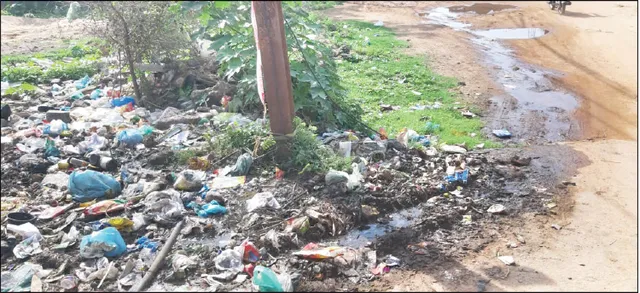 ସ୍ବଚ୍ଛତା ମିସନ ଚୁଲିକୁ, ସଫା ହେଉନି, ରାସ୍ତା କଡ଼ରେ ଗଦା ହୋଇଛି କୁଢ଼ କୁଢ଼ ଆବର୍ଜନା