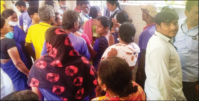 କ୍ୟାପିଟାଲ ହସ୍ପିଟାଲରେ ସଫେଇ କର୍ମଚାରୀଙ୍କ ଧାରଣା: ଦିନ ଦୁଇଟା ପର୍ଯ୍ୟନ୍ତ ପଡ଼ି ରହିଲା ଆବର୍ଜନା